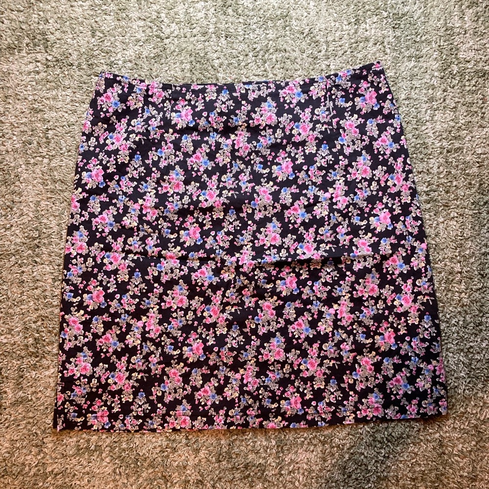 Vintage Blue brand skirt, size 7. Delicate floral pattern on a black backdrop.